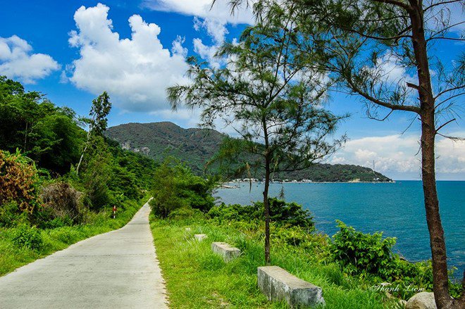 Con đường chạy quanh đảo đầy thơ mộng. Con đường chạy quanh đảo đầy thơ mộng.